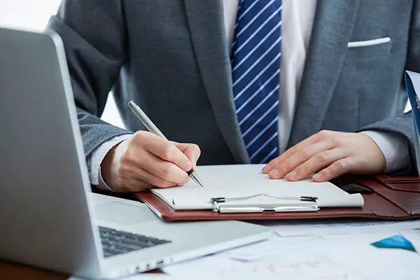 用法律做代价什么歌