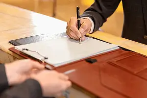 拉枪会触犯什么法律